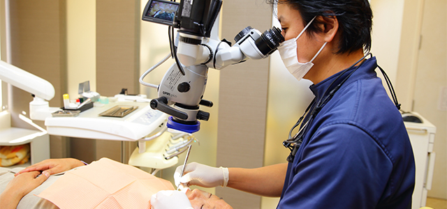 「サージテル（拡大鏡）」と「マイクロスコープ」を使用し、精密な治療を行います